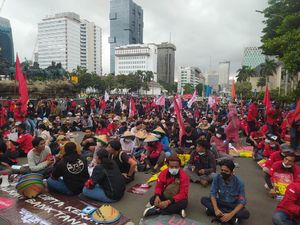 Tak Sampai Depan Istana, Massa Demo Ditahan di Patung Kuda