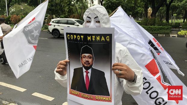 Sebanyak 8 orang Massa aksi yang mengatasnamakan Pertahanan Ideologi Sarikat Islam (Perisai) menggelar aksi demonstrasi mengecam pernyataan Menteri Agama Yaqut Cholil Qoumas di depan Kantor Kemenag, Jakarta Kamis (28/10)