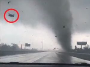 Detik-detik Tornado Mengamuk di Texas AS, Pohon-Mobil Terlempar!