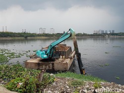 detikcom Do Your Magic: 3 Ekskavator Angkut Sampah Waduk Pluit