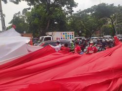 Buruh Bentangkan Bendera Merah Putih Raksasa Depan Museum Sumpah Pemuda