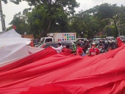 Buruh Bentangkan Bendera Merah Putih Raksasa Depan Museum Sumpah Pemuda