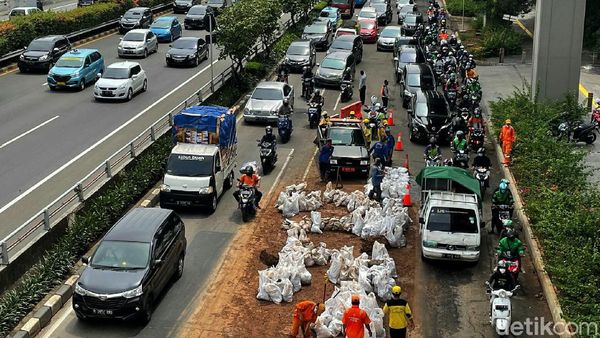 Gegara Tumpahan Tanah, Jalan MT Haryono Macet