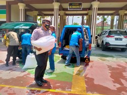 Hari Sumpah Pemuda, Polisi dan Komunitas Mobil Kuno Magetan Bagikan Sembako