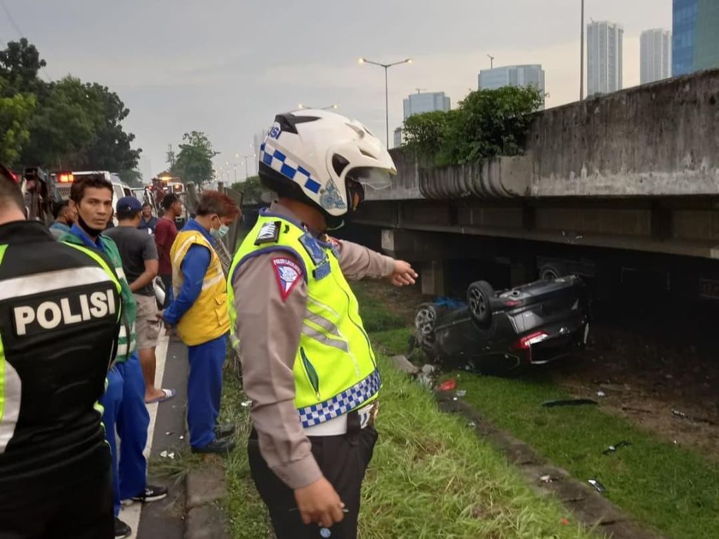 Penampakan Honda CR-V yang Terbalik Hingga ke Kolong Tol Jakarta-Tangerang