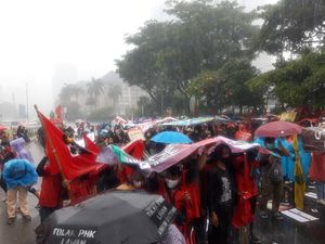 Hujan Deras, Massa Pendemo Jokowi Bertahan di Patung Kuda