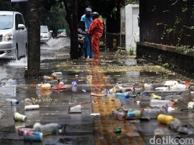 Hujan Reda, Jalan Tergenang dan Sampah Berserakan