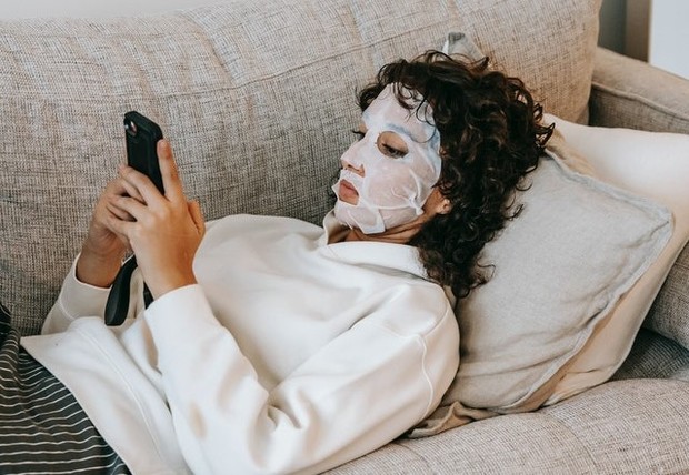Ilustrasi menggunakan sheet mask/Pexels.com/Sam Lion Ilustrasi menggunakan sheet mask/Pexels.com/Sam Lion