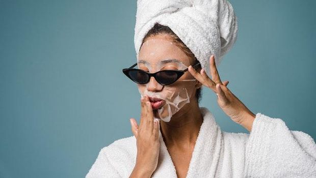 Ilustrasi penggunaan sheet mask/Pexels.com/Sora Shimazaki