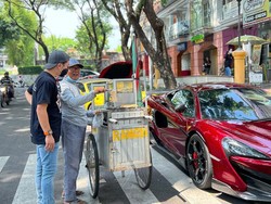 Wow! Pria Ini Jajan Kue Rangi Gerobakan Naik Mclaren P1 Harga Rp 12 Miliar