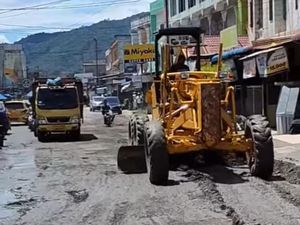 Jalan Rusak di Labuhanbatu Ditanami Pohon Pisang, Pemkab Langsung Merespons