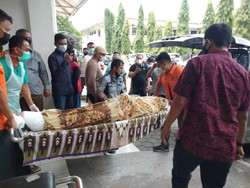 Pemilik Rumah Makan di Karawang Tewas Depan Rumahnya