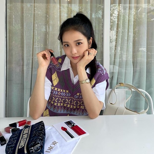 Jisoo BLACKPINK dengan Sweater Vest Motif