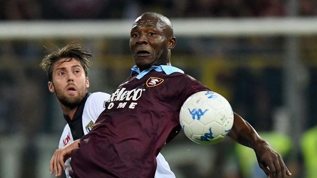 PARMA, ITALY - SEPTEMBER 29: Joseph Minala of US Salernitana competes for the ball whit  Manuel Scavone of Parma Calcio during the Serie B match between Parma Calcio and US Salernitana  at Stadio Ennio Tardini on September 29, 2017 in Parma, Italy.  (Photo by Alessandro Sabattini/Getty Images)