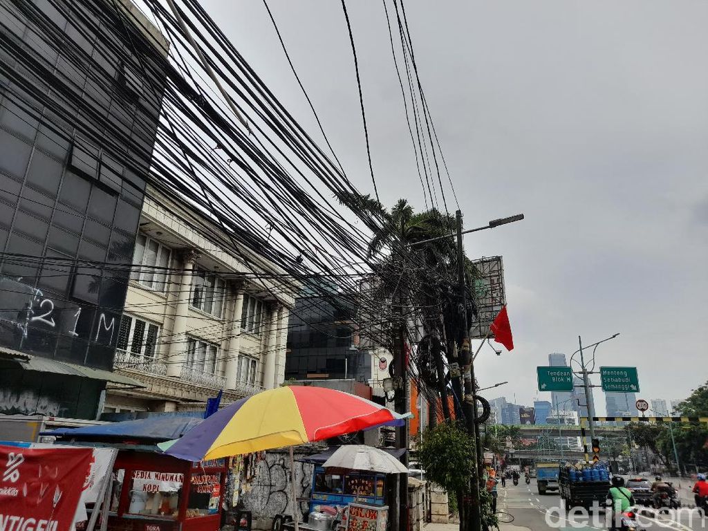 Keluhan Pekerja Pasar soal Kabel Semrawut di Mampang Prapatan Jaksel