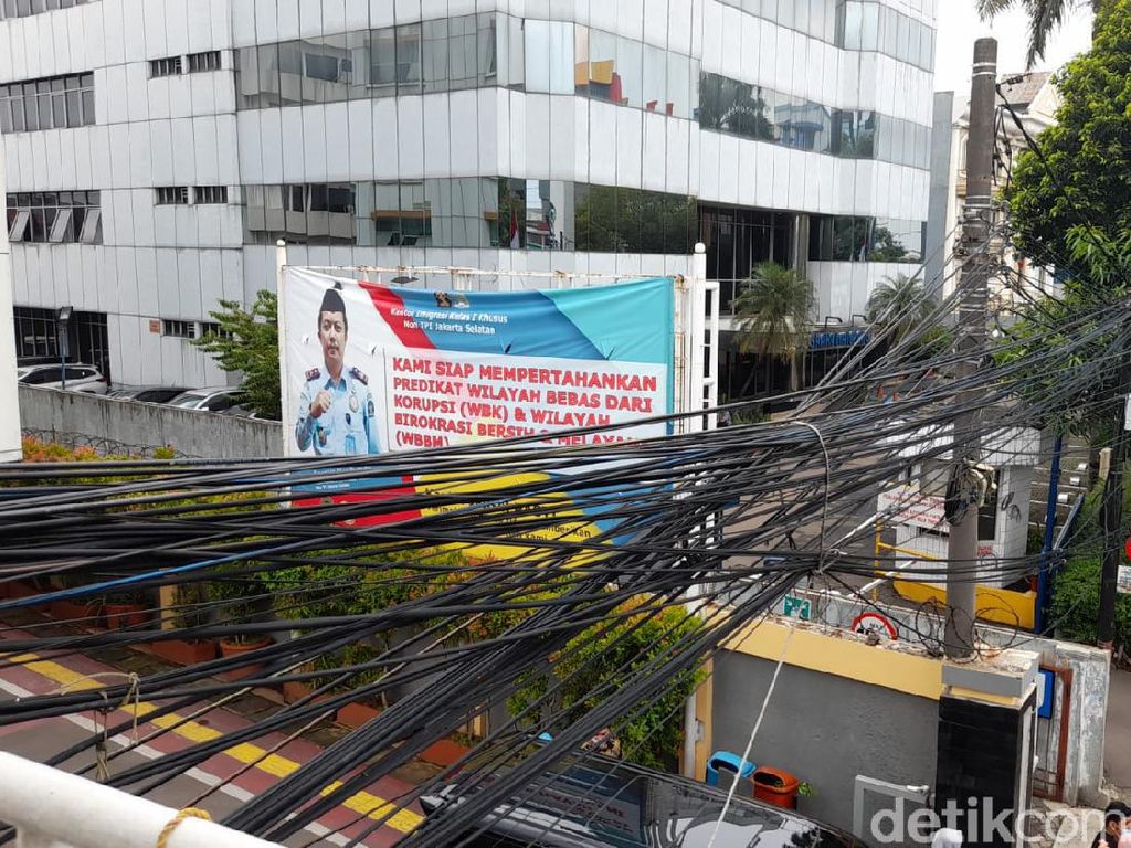 Bina Marga DKI: Kabel Semrawut di Mampang Dipotong Semua Usai Lebaran