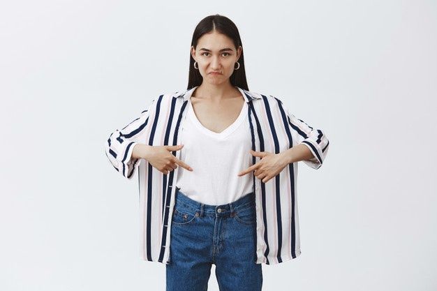 Kenali Mitos dan Fakta Perut Buncit. Benarkah Minum Air Es Bisa Bikin Perut Buncit?/Foto: freepik.com/cookie_studio