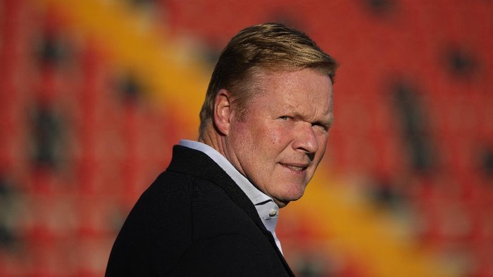 Barcelonas head coach Ronald Koeman checks the field ahead of the Spanish La Liga soccer match between Rayo Vallecano and FC Barcelona at the Vallecas stadium in Madrid, Spain, Wednesday, Oct. 27, 2021. (AP Photo/Manu Fernandez)