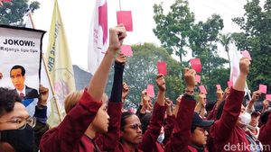 Kritisi Jokowi, Mahasiswa Bakar Ban dan Acungkan Kartu Merah