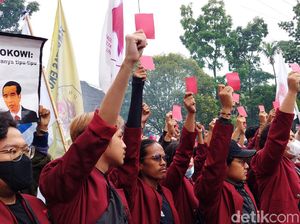 Kritisi Jokowi, Mahasiswa Bakar Ban dan Acungkan Kartu Merah
