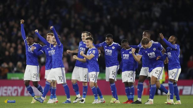 Soccer Football - Carabao Cup - Round of 16 - Leicester City v Brighton & Hove Albion - King Power Stadium, Leicester, Britain - October 27, 2021  Leicester City's James Maddison and teammates celebrate winning the penalty shootout Action Images via Reuters/Paul Childs EDITORIAL USE ONLY. No use with unauthorized audio, video, data, fixture lists, club/league logos or 'live' services. Online in-match use limited to 75 images, no video emulation. No use in betting, games or single club /league/player publications.  Please contact your account representative for further details.