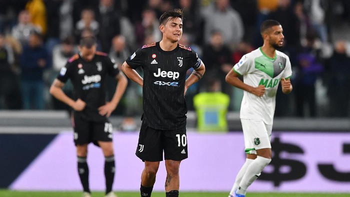 TURIN, ITALY - OCTOBER 27: Paulo Dybala of Juventus looks dejected after Maxime Lopez of US Sassuolo (not pictured) scored their teams second goal during the Serie A match between Juventus and US Sassuolo at Juventus Stadium on October 27, 2021 in Turin, Italy. (Photo by Valerio Pennicino/Getty Images)