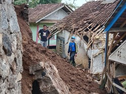 Longsor Timpa Dua Rumah Warga di Tasik, Penghuni Selamat