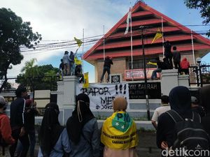 Mahasiswa Makassar Geruduk DPRD Sulsel, Lalin Macet Parah! Mahasiswa Makassar Geruduk DPRD Sulsel, Lalin Macet Parah!