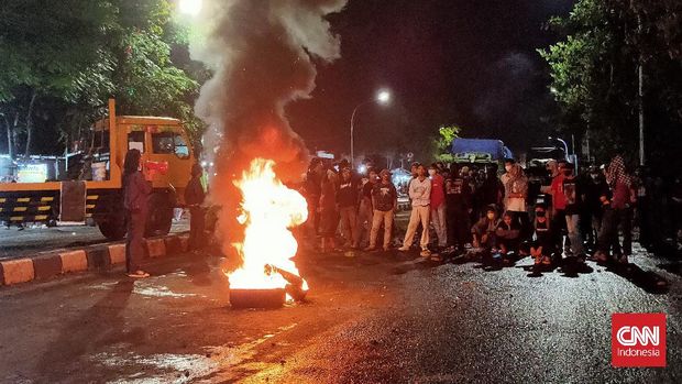 Mahasiswa masih menutup Jalan Sultan Alauddin, Makassar, Sulawesi Selatan.