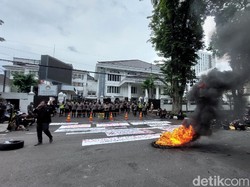 Geruduk Gedung DPRD Jabar, Mahasiswa Soroti Kinerja Jokowi-Maruf