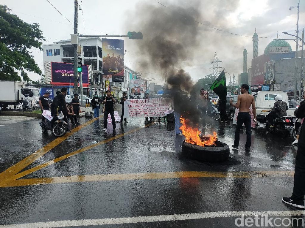 Demo Mahasiswa di Makassar, Bakar Ban-Jalan Protokol Ditutup!
