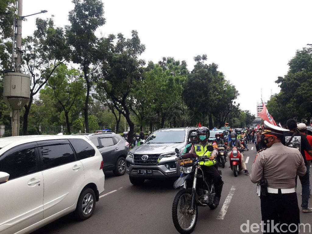 Massa Buruh Long March ke Istana, Lalin Jl Medan Merdeka Selatan Macet