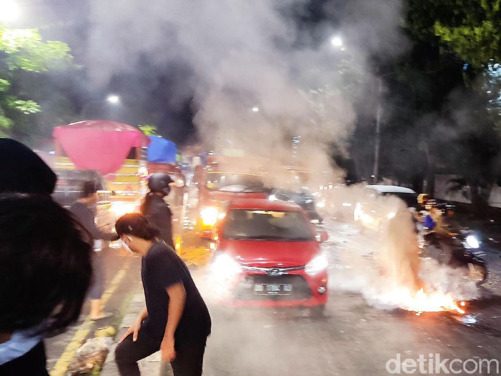 Mahasiswa di Makassar Tutup Jalan Dipukul Mundur, Bertahan di Depan Kampus