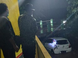 Detik-detik Mobil Terperosok Lalu Hanyut di Kali saat Diparkir di Bekasi