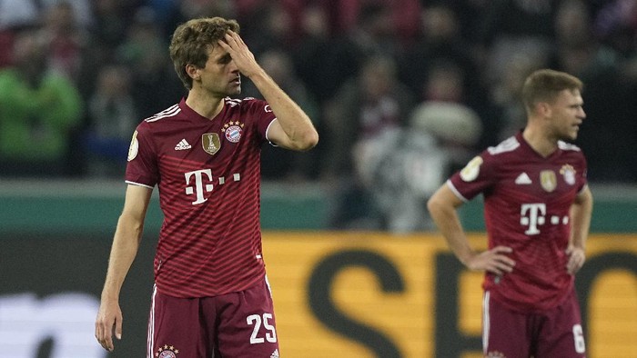 Bayerns Thomas Mueller, left, reacts after Moenchengladbachs Ramy Bensebaini scored his sides third goal during the German Soccer Cup match between Borussia Moenchengladbach and Bayern Munich at the Borussia Park in Moenchengladbach, Germany, Wednesday, Oct. 27, 2021. (AP Photo/Martin Meissner)