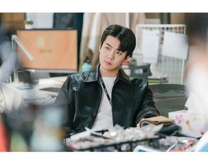 Gaya Sehun EXO Jadi Pegawai Baru di Now We Are Breaking Up