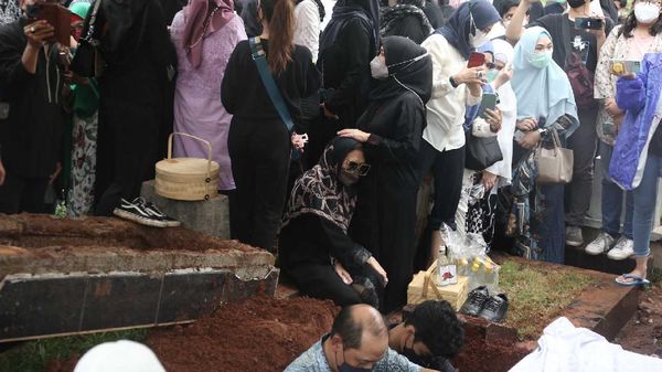 Pelukan Erat Istri Oddie Agam dan Chintami Atmanegara
