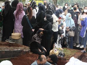 Pelukan Erat Istri Oddie Agam dan Chintami Atmanegara Pelukan Erat Istri Oddie Agam dan Chintami Atmanegara