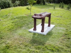 Patung Karya Seniman Indonesia Yunizar Mejeng di London