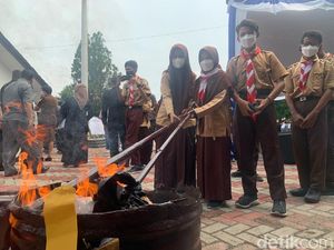 Hari Sumpah Pemuda, Pelajar Karawang Bakar Barang Bukti Ganja Hari Sumpah Pemuda, Pelajar Karawang Bakar Barang Bukti Ganja