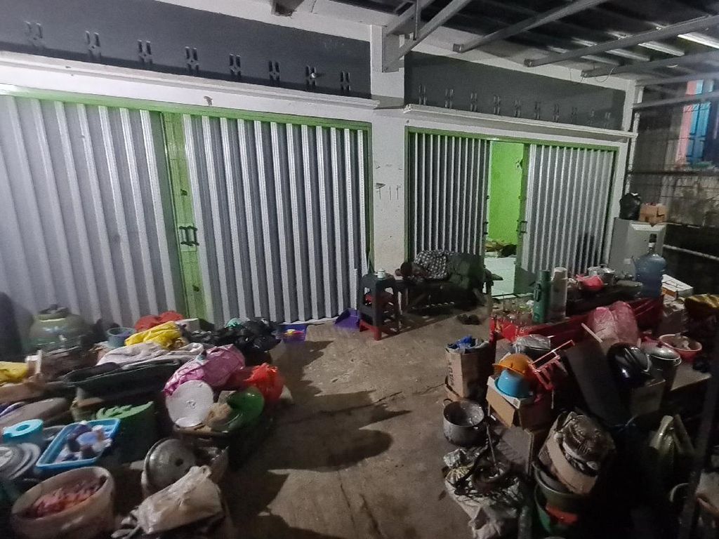 Potret Lansia Sukabumi Tidur di Emperan Ruko Usai Rumah Dibongkar Satpol PP