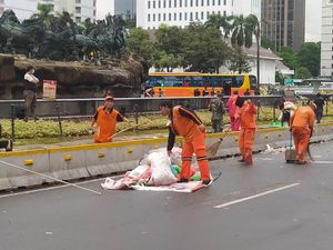 Massa Pendemo Jokowi Bubar dari Patung Kuda, Sampah Dibersihkan PPSU Massa Pendemo Jokowi Bubar dari Patung Kuda, Sampah Dibersihkan PPSU