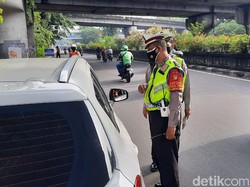 Polisi Tilang Sejumlah Mobil Pelat Ganjil di Jalan MT Haryono-DI Panjaitan