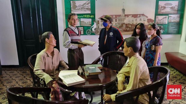 Warga menyaksikan diorama di Museum Sumpah Pemuda. Jakarta, Kamis, 28 Oktober 2021. CNN Indonesia/Adhi Wicaksono