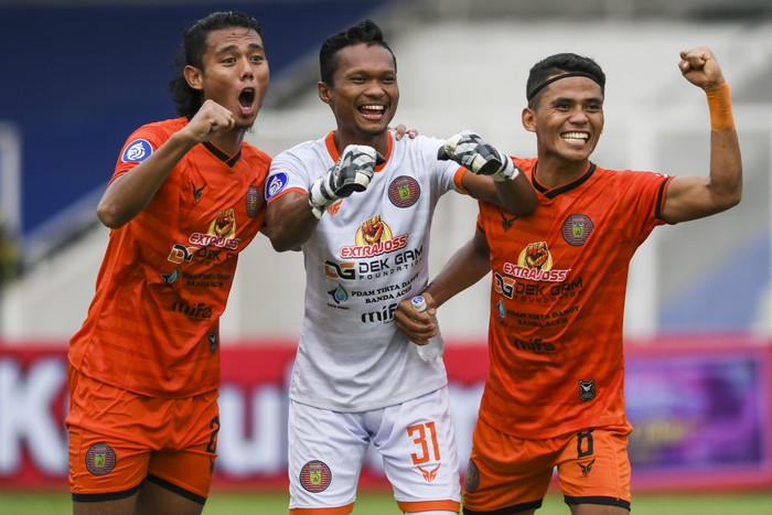Pesepak bola Persiraja Banda Aceh Fakrurrazi (tengah), Mohammad Rifaldi (kanan) dan Hamdan Zamzani (kiri) melakukan selebrasi usai menang atas PSS Sleman dalam lanjutan Liga 1 2021-2022 di Stadion Madya Gelora Bung Karno, Jakarta, Sabtu (11/9/2021). Persiraja Banda Aceh menang atas PSS Sleman dengan skor akhir 3-2. ANTARA FOTO/Galih Pradipta/foc.
