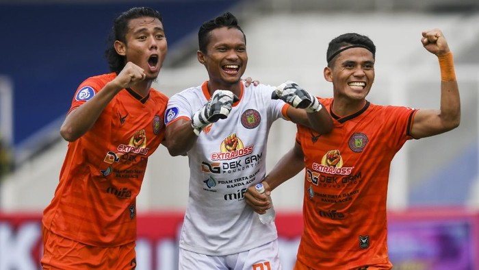Pesepak bola Persiraja Banda Aceh Fakrurrazi (tengah), Mohammad Rifaldi (kanan) dan Hamdan Zamzani (kiri) melakukan selebrasi usai menang atas PSS Sleman dalam lanjutan Liga 1 2021-2022 di Stadion Madya Gelora Bung Karno, Jakarta, Sabtu (11/9/2021). Persiraja Banda Aceh menang atas PSS Sleman dengan skor akhir 3-2. ANTARA FOTO/Galih Pradipta/foc.