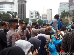 Polisi Bagi-bagi Masker ke Massa Demo di Patung Kuda: COVID Masih Ada!