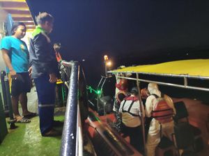 2 ABK KM Liberty Tenggelam di Laut Bali Dievakuasi ke Pelabuhan Lembar NTB