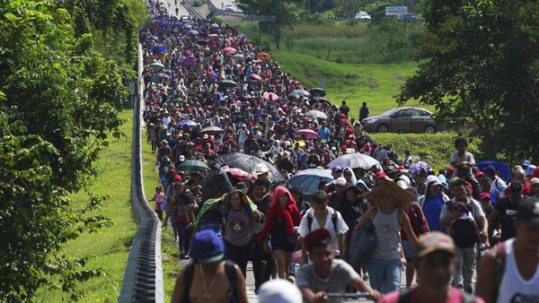 Ratusan Migran Berjalan Kaki Lintasi Meksiko Demi Menuju AS