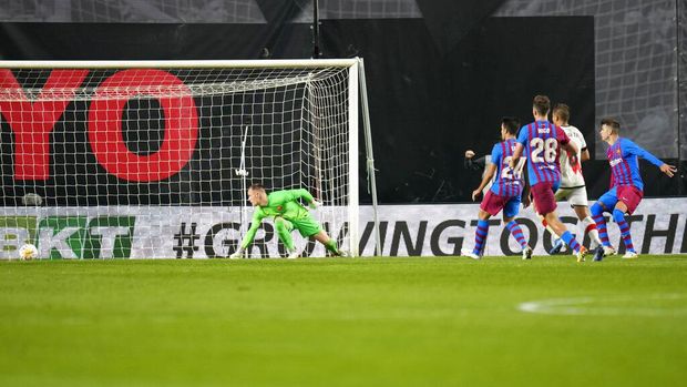 Barcelona's goalkeeper Marc-Andre ter Stegen, left, fails to save the ball as Rayo's Radamel Falcao scores the opening goal during a Spanish La Liga soccer match between Rayo Vallecano and FC Barcelona at the Vallecas stadium in Madrid, Spain, Wednesday, Oct. 27, 2021. (AP Photo/Manu Fernandez)